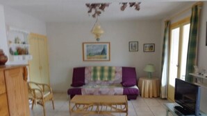 TV - Cozy F2 Apartment with Garage, Wi-Fi, South-Facing, Near Spa & Town Center, Sleeps 3 (Amélie-les-Bains-Palalda)