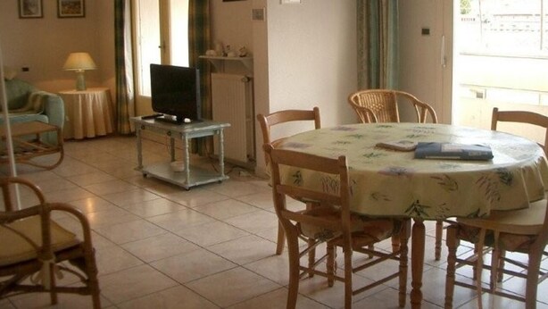 Dining - Cozy F2 Apartment with Garage, Wi-Fi, South-Facing, Near Spa & Town Center, Sleeps 3 (Amélie-les-Bains-Palalda)
