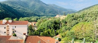 Cozy 2-Bedroom Apartment for 4 with Balcony, WiFi, Garage, and Lift in Amélie-les-Bains