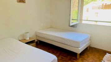 2 bedrooms, iron/ironing board, WiFi (free)