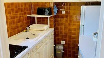 Coffee/tea maker, microwave, oven, stovetop