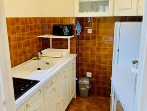 Micro-ondes, four, plaque de cuisson, cafetière/bouilloire
