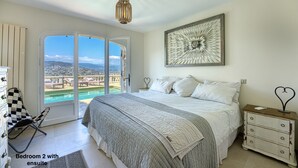 5 bedrooms, WiFi, bed sheets - Fabulous 5 Bedroom Villa near Cannes perfect for the Lions Festival. 
 (Théoule-sur-Mer)
