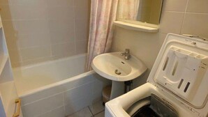Unclassified image, 4 of 11, button - Cozy F2 Apartment with Parking, Balconies, and WIFI Near Thermal Baths (Amélie-les-Bains-Palalda)