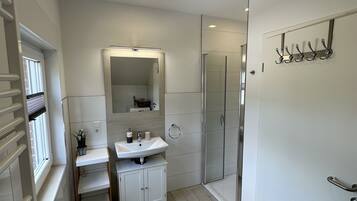 Dusche, Haartrockner, Handtücher, Seife