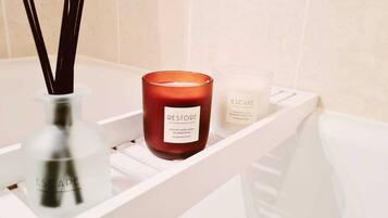 Sèche-cheveux, serviettes fournies