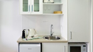 Cafetière-théière, réfrigérateur, four à micro-ondes