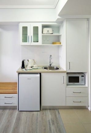 Fridge, microwave, coffee/tea maker, electric kettle - Sunset View Studio in Cairns City (Cairns)