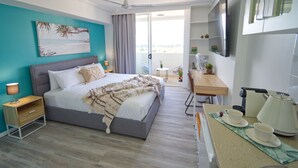 1 chambre, coffre-fort, bureau, fer et planche à repasser