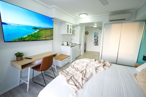 1 bedroom, in-room safe, desk, iron/ironing board - Sunset View Studio in Cairns City (Cairns)