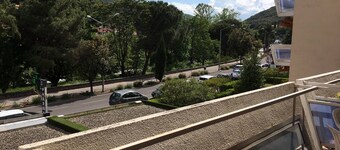 Bright F2 Apartment with Terrace, Parking & Modern Amenities - Sleeps 4