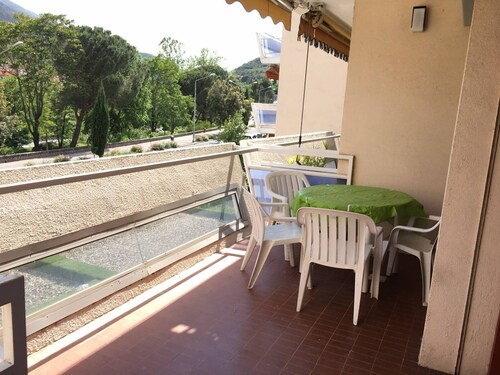 Appartement F2 avec Terrasse, Parking et WiFi, Animaux Acceptés, proche Amélie-les-Bains.