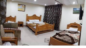 Tabla de planchar con plancha, wifi gratis y ropa de cama