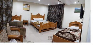 Habitación triple Deluxe | 1 dormitorio, tabla de planchar con plancha, wifi gratis y ropa de cama