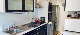 Cozy F2 Apartment with Terrace, Parking, and WiFi – 3 Sleeps, Near Thermal Baths and City Center