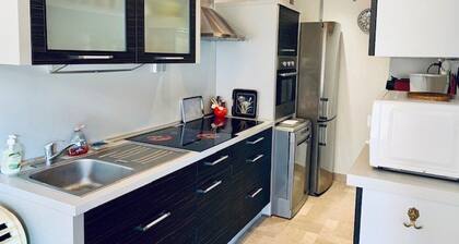 Cozy F2 Apartment with Terrace, Parking, and WiFi – 3 Sleeps, Near Thermal Baths and City Center