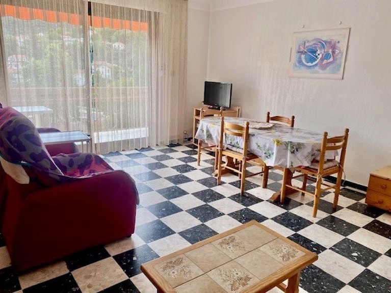 Charmant F2 Avec Garage, Terrasse Et Véranda, à 500m Du Centre Et 600m Des Cures à Amélie-les-bains - Arles-sur-Tech