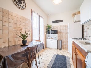Microwave, coffee/tea maker, cookware/dishes/utensils, dining tables - Holiday Home with Garden in the Heart of Céret (Céret)
