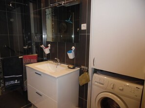 Bathroom - Cozy F2 Apartment with Balcony, Parking, and Easy Access to City Center and Thermal Baths (Amélie-les-Bains-Palalda)