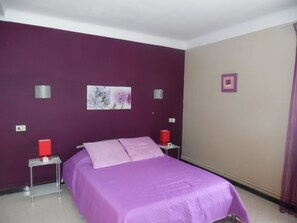 Room - Cozy F2 Apartment with Balcony, Parking, and Easy Access to City Center and Thermal Baths (Amélie-les-Bains-Palalda)