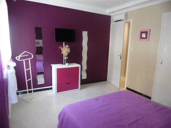 Room - Cozy F2 Apartment with Balcony, Parking, and Easy Access to City Center and Thermal Baths (Amélie-les-Bains-Palalda)