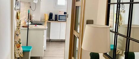 Een microgolfoven, een vaatwasser