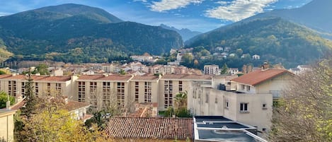 Un pueblo con edificios y montañas al fondo.