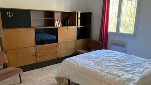 Room - Spacious 3-BR House, Garden, Near Céret Center, Sleeps 6 (Céret)