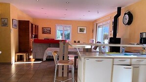 Dining - Spacious 3-BR House, Garden, Near Céret Center, Sleeps 6 (Céret)