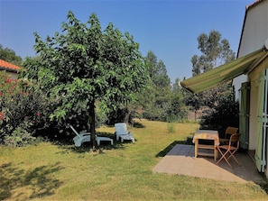 Outdoor dining - Spacious 3-BR House, Garden, Near Céret Center, Sleeps 6 (Céret)