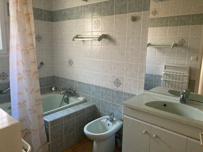 Bathroom - Spacious 3-BR House, Garden, Near Céret Center, Sleeps 6 (Céret)