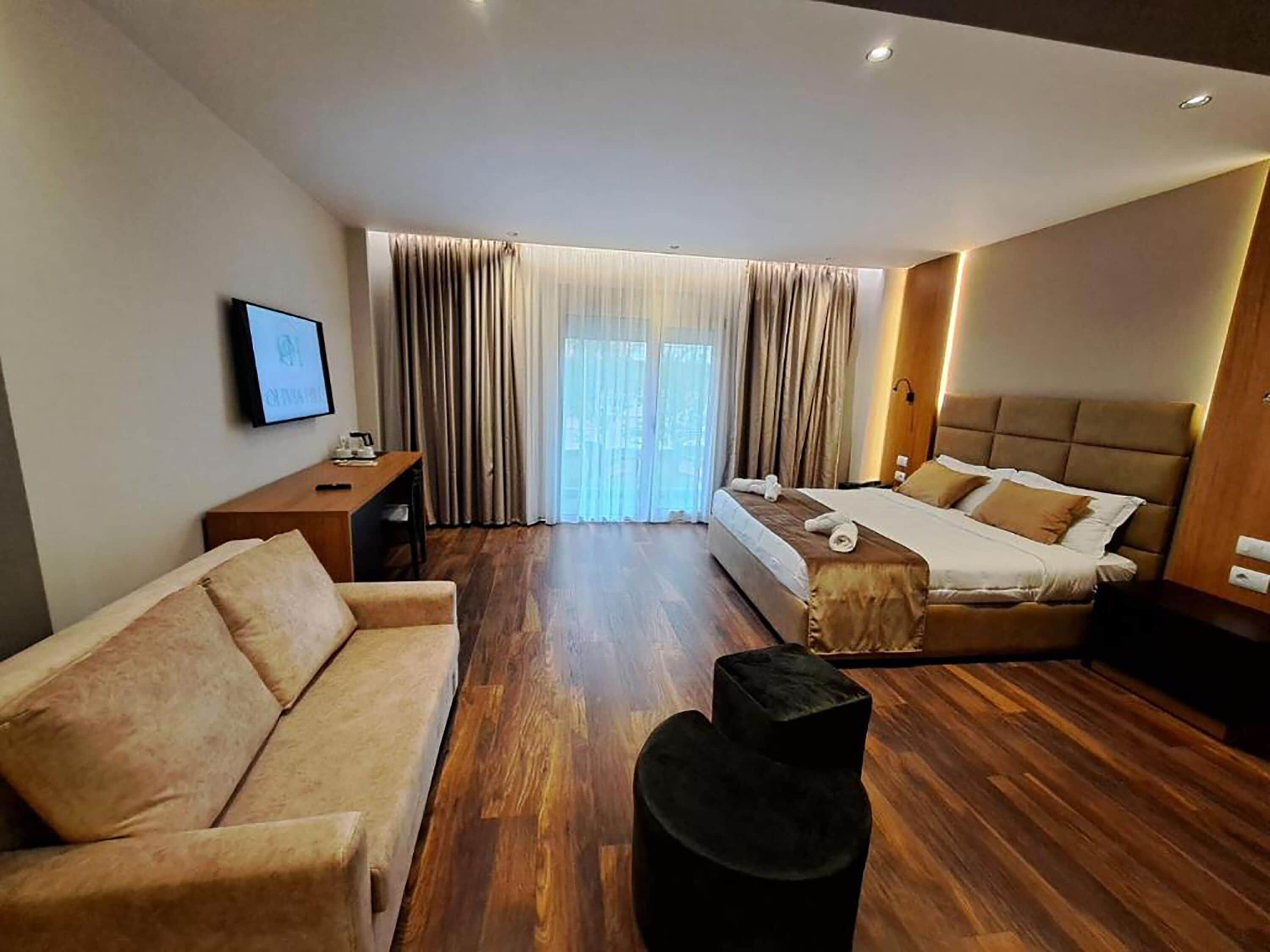 Een minibar, een kluis op de kamer, een bureau, een laptopwerkplek
