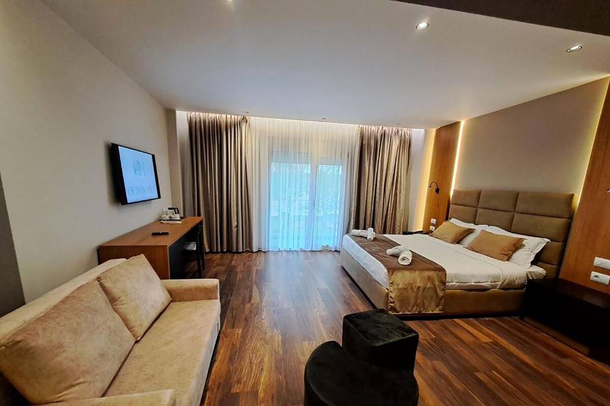 Een minibar, een kluis op de kamer, een bureau, een laptopwerkplek