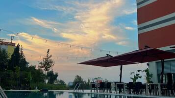 95–senttinen äly-TV, jossa satelliittikanavat