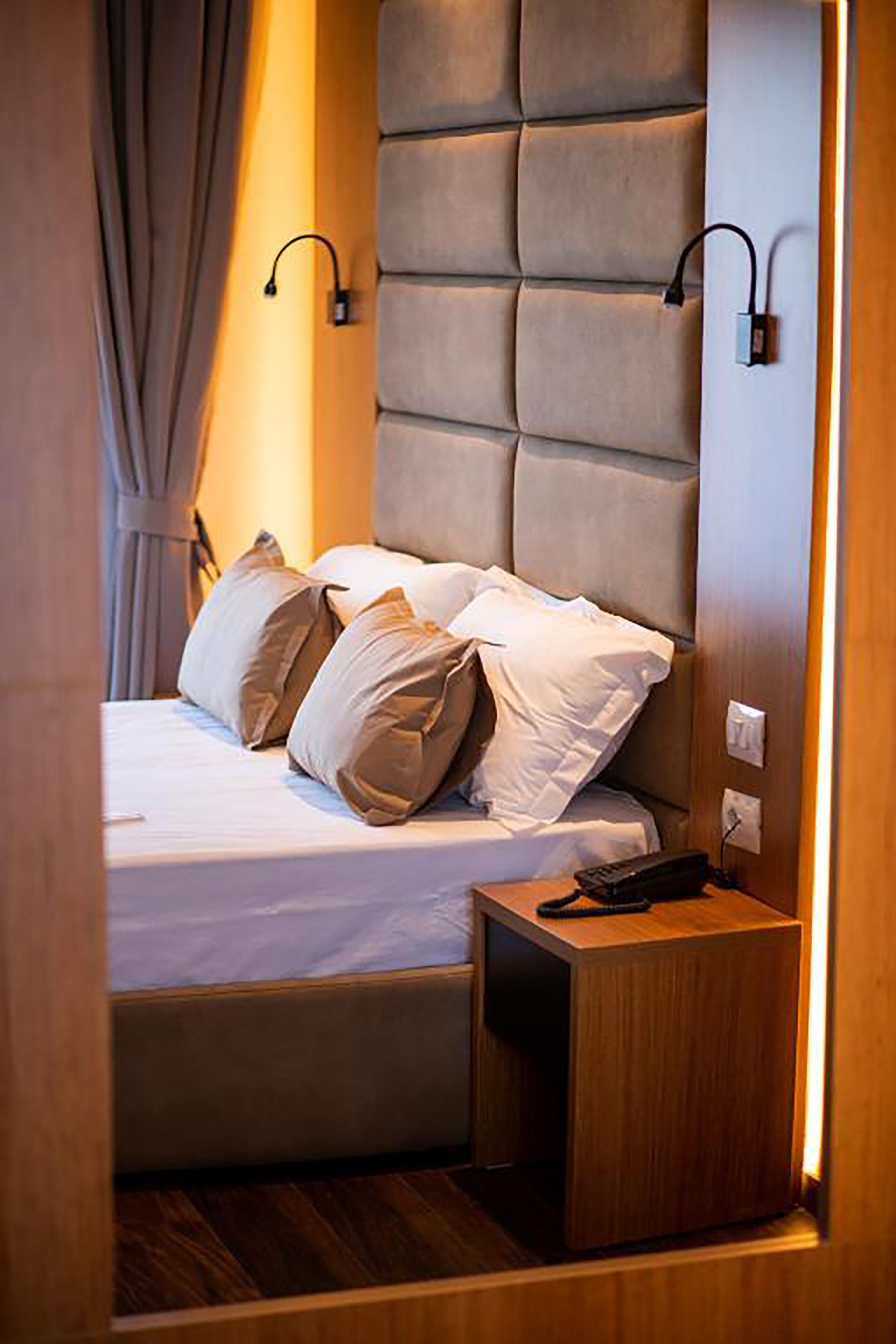 Een minibar, een kluis op de kamer, een bureau, een laptopwerkplek