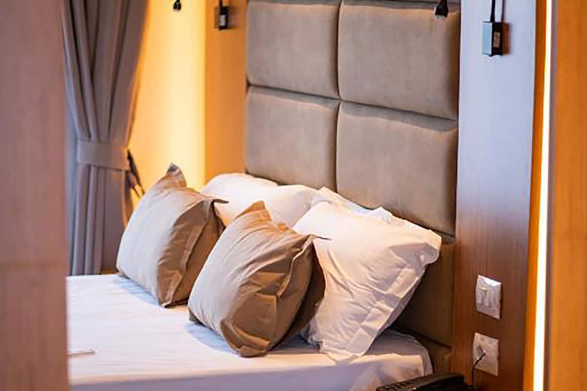 Een minibar, een kluis op de kamer, een bureau, een laptopwerkplek