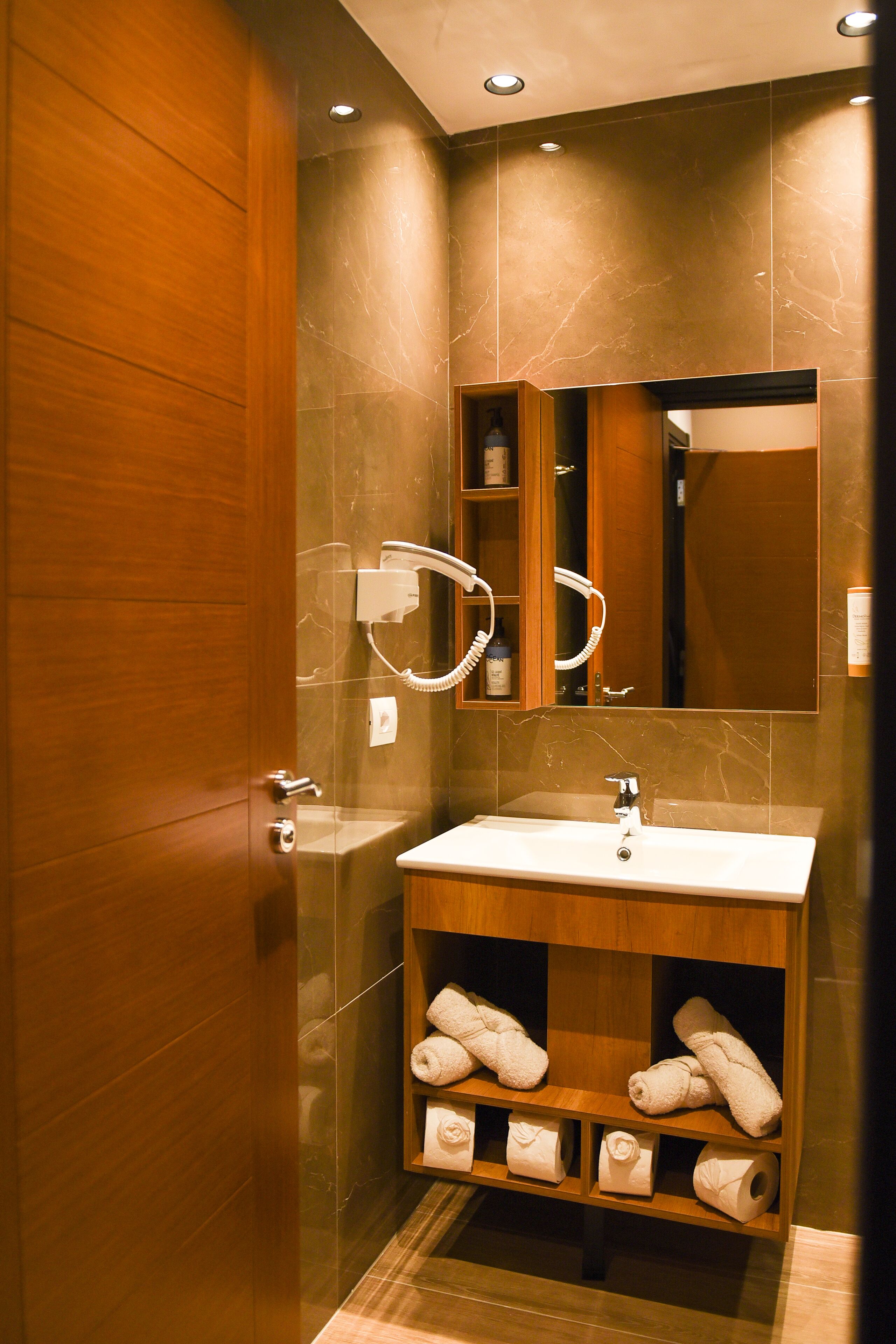 Een douche,  milieuvriendelijk toiletgerief, een haardroger, badjassen