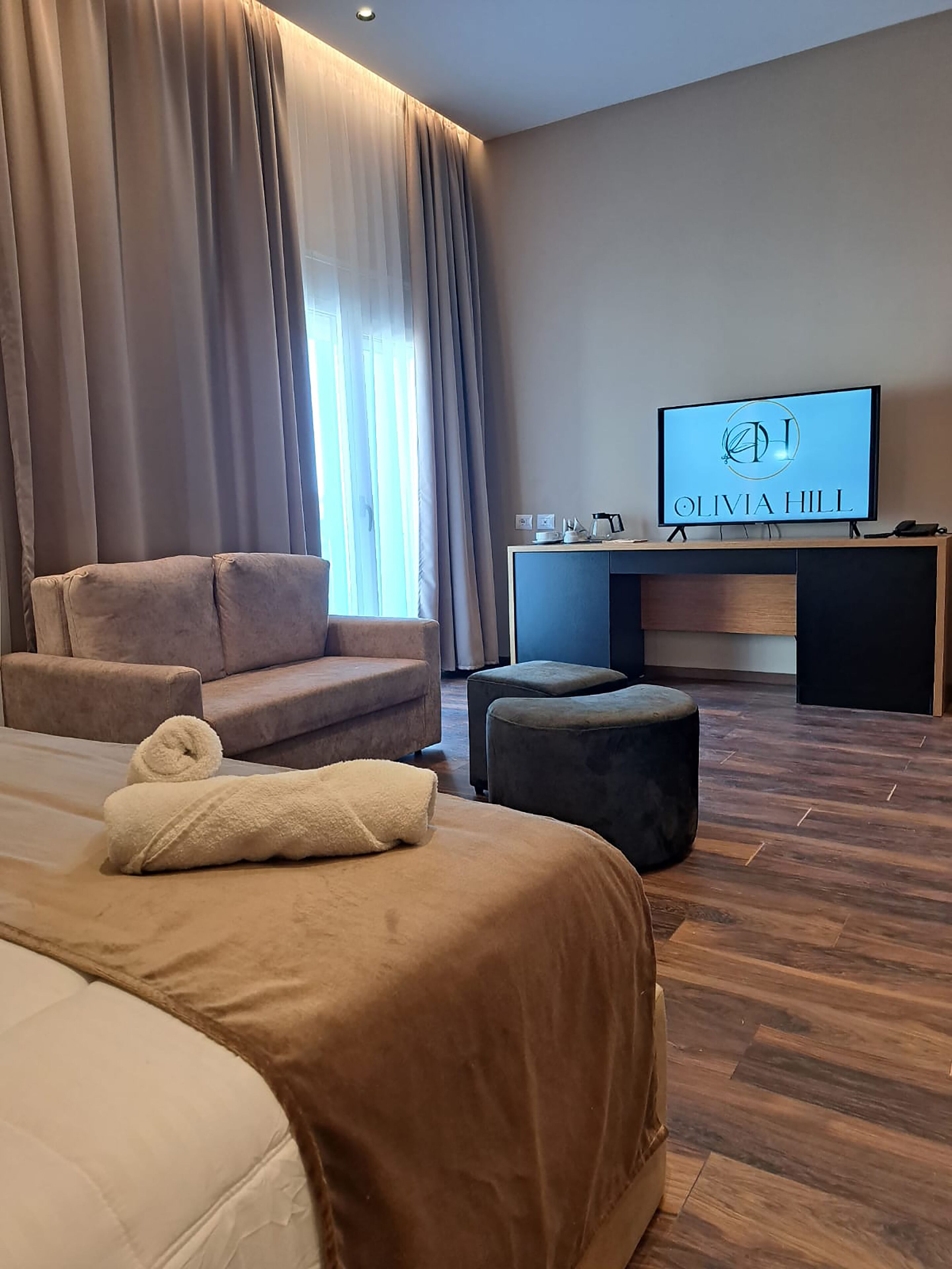 Deluxe Suite with Garden View | Minibaari, tallelokero huoneessa, työpöytä