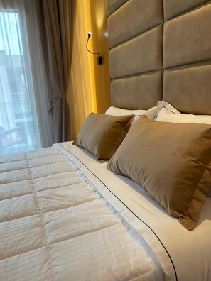 Standard Double Room with Garden View | Minibar, caja de seguridad en la habitación y escritorio 