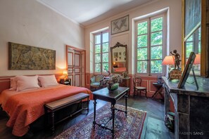 5 chambres, fer et planche à repasser, lit de bébé portatif