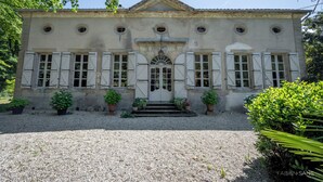 A historic building with a symmetrical facade, a central entrance with a fanlight, and shutters on the windows. - Charming 18th century house entirely renovated (Pexiora)