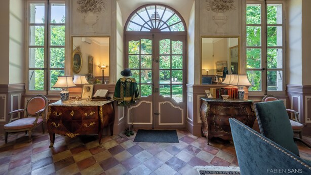 A room with a checkered floor, a large arched window, and a door with glass panels. - Charming 18th century house entirely renovated (Pexiora)