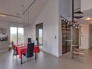 Dining - Châtelaillon-Plage: 4-room apartment, 6 people, terrace, WIFI (Châtelaillon-Plage)