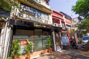 Front of property - Hotel Signature Inn (Mumbai)