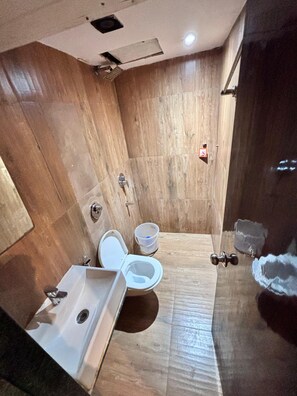 Standard Room | Bathroom - Hotel Signature Inn (Mumbai)