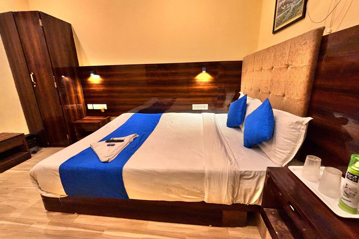 Deluxe Room | Egyptian cotton sheets, premium bedding, blackout drapes, WiFi (free)