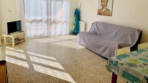 Unclassified image, 4 of 11, button - F2 with Terrace and Parking, Pets Allowed - Amélie-les-Bains (Amélie-les-Bains-Palalda)