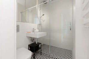 Shower, hair dryer, towels, shampoo