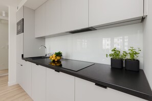 Kühlschrank, Mikrowelle, Herdplatte, Geschirrspüler