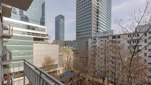 En højhusbygning med et moderne arkitektonisk design, store glasvinduer og en markant, vertikal struktur.